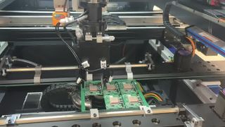 Máquina enrutadora en línea de PCB Depaneling con descarga de PCBA en fresadora de PCB de bandeja