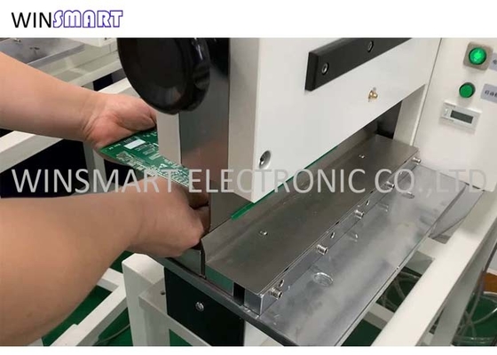Un buen precio. la máquina del CNC del PWB del cortador del PWB de la guillotina de la cuchilla del grueso de 3m m modificó para requisitos particulares en línea